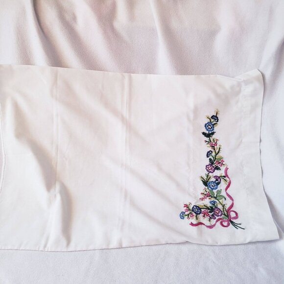 Set of 2 Vintage Embroidered Pillowcases Standard Size Floral Ribbon Cottage - Picture 9 of 13